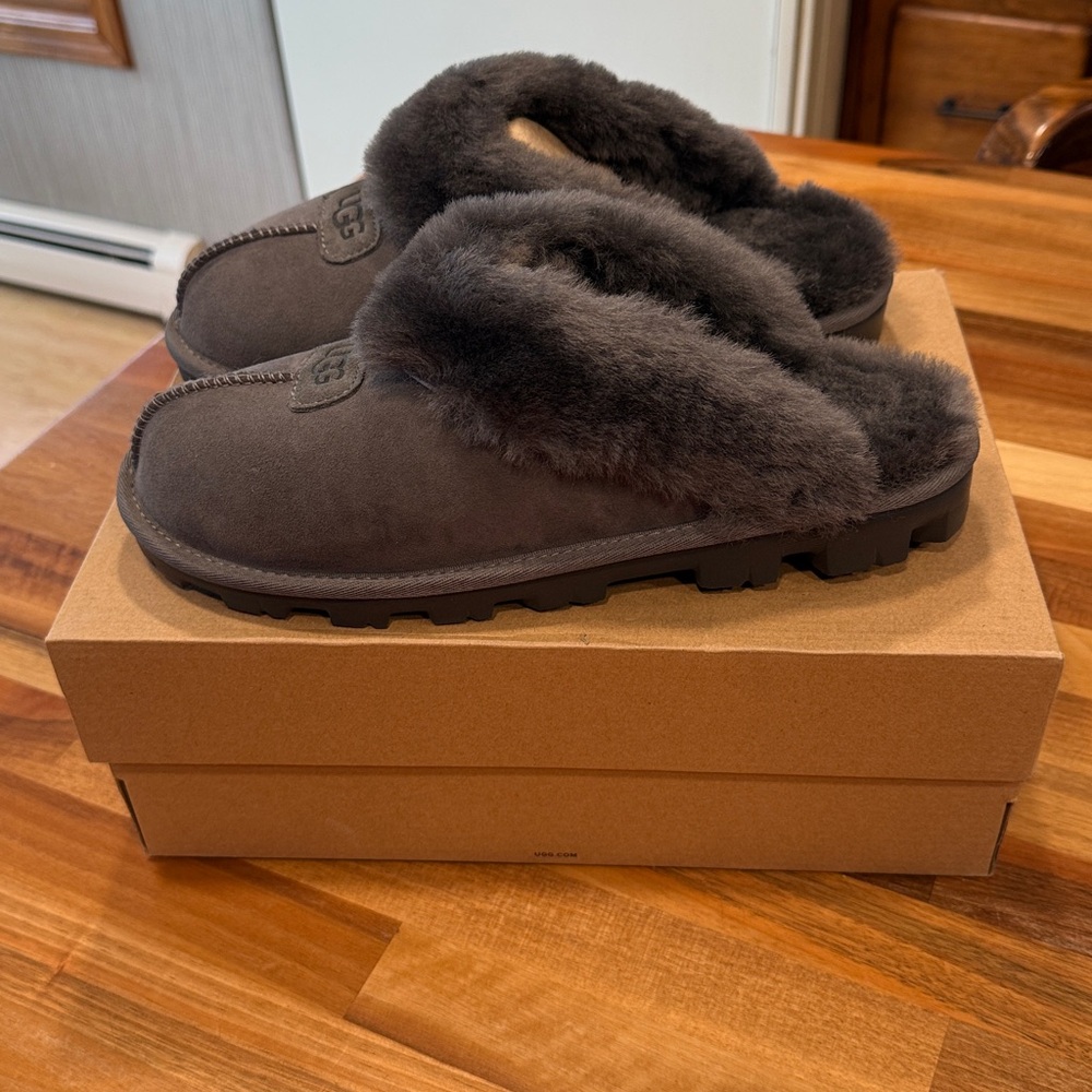NWT UGG Women's Charcoal Sheepskin Slippers - Picture 3 of 9